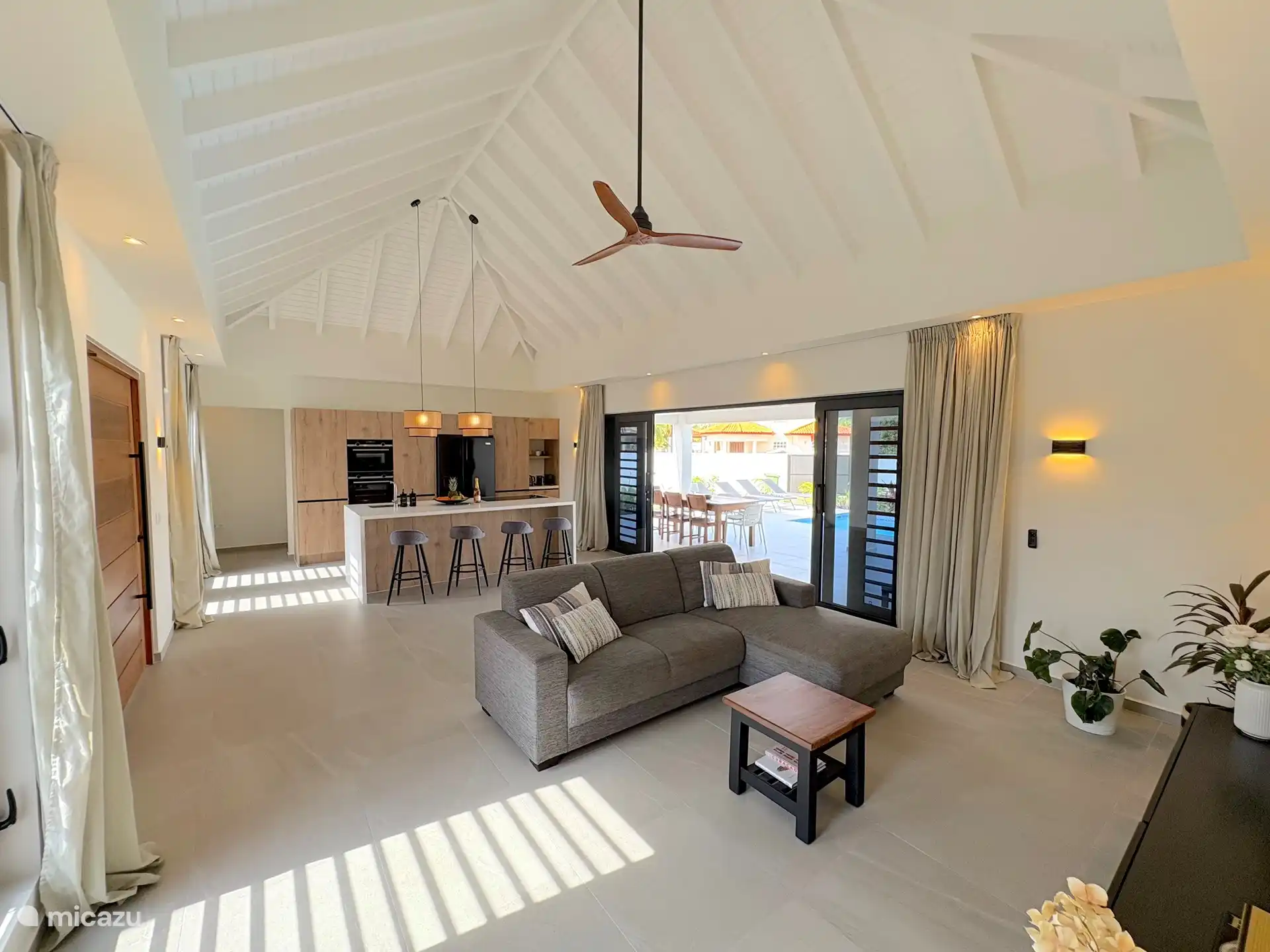 Salon spacieux et lumineux avec belle hauteur sous plafond.