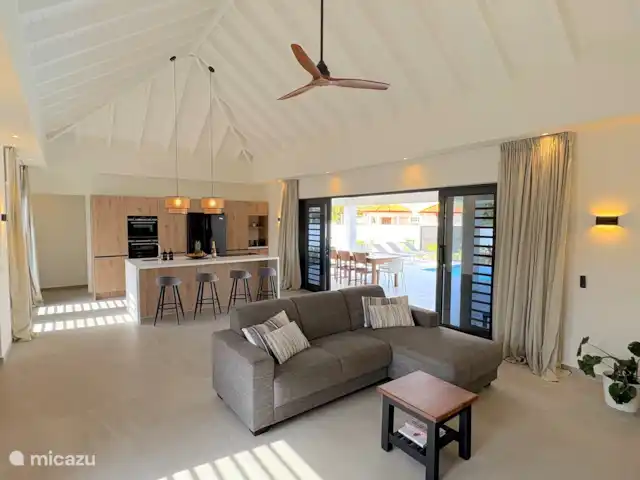 Villa Picobello | Curaçao, Banda Ariba (est), Jan Sofat - villa Salon spacieux et lumineux avec belle hauteur sous plafond.