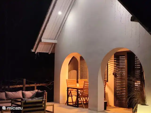casa vacacional en Hungría, Tatabánya, Moszgo – Fehér Borház Terraza por la noche