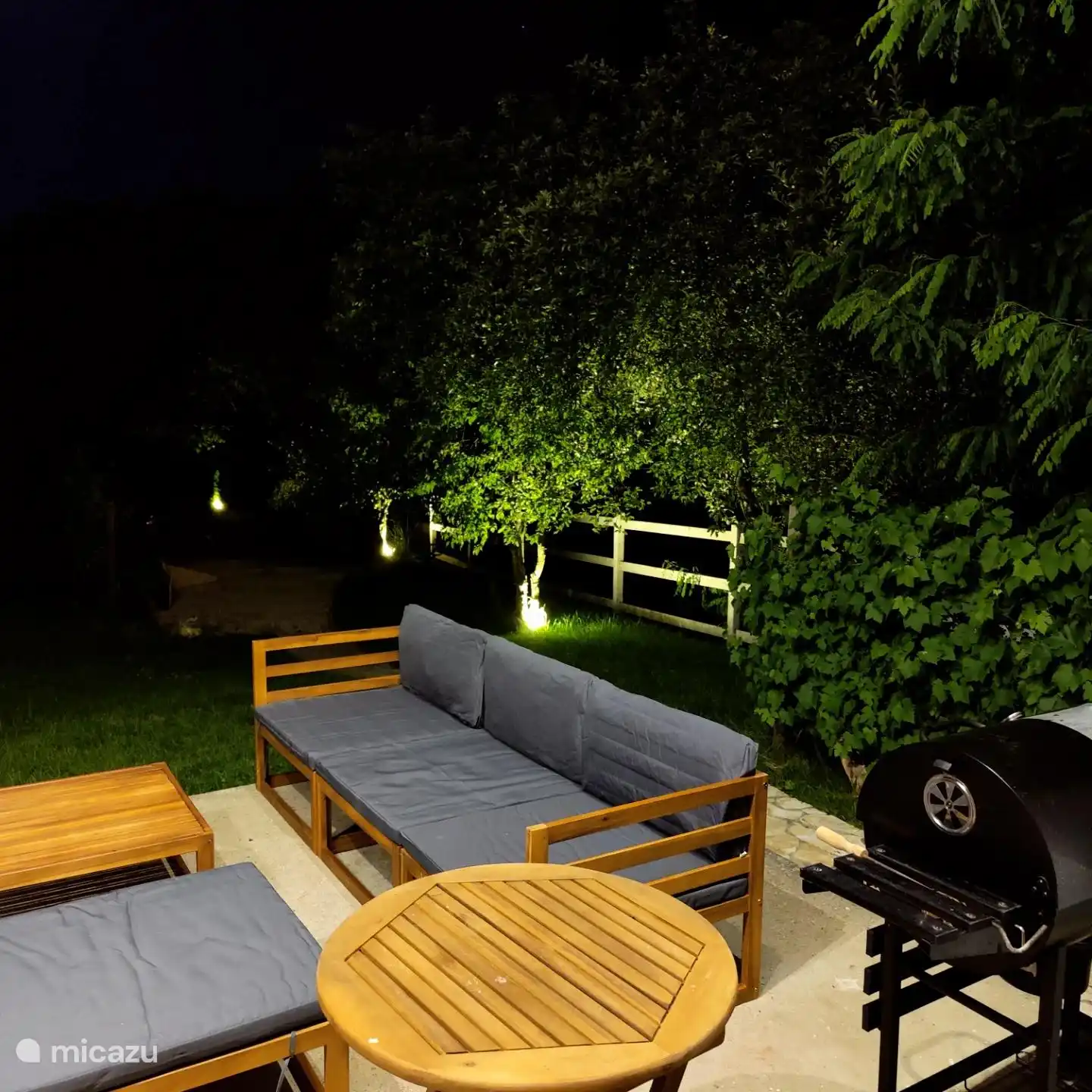 Gartenmöbel am Abend