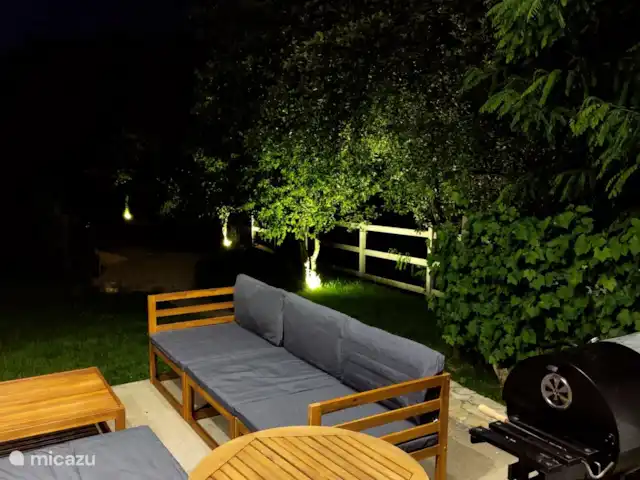 casa vacacional en Hungría, Tatabánya, Moszgo – Fehér Borház Muebles de jardín por la noche