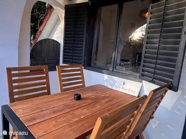casa vacacional en Hungría, Tatabánya, Moszgo – Fehér Borház Terraza climatizada