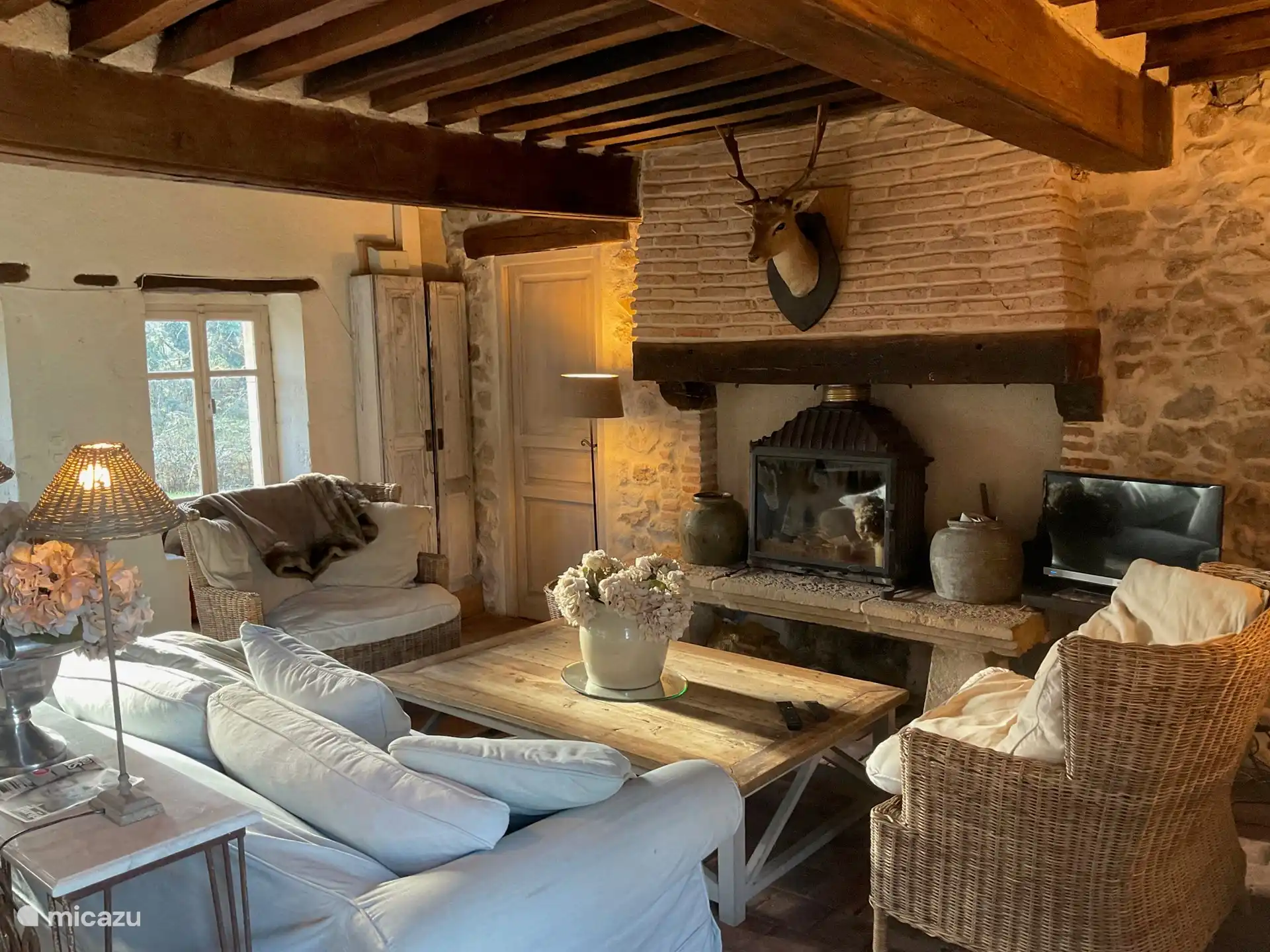 Wohnzimmer mit Holzkamin