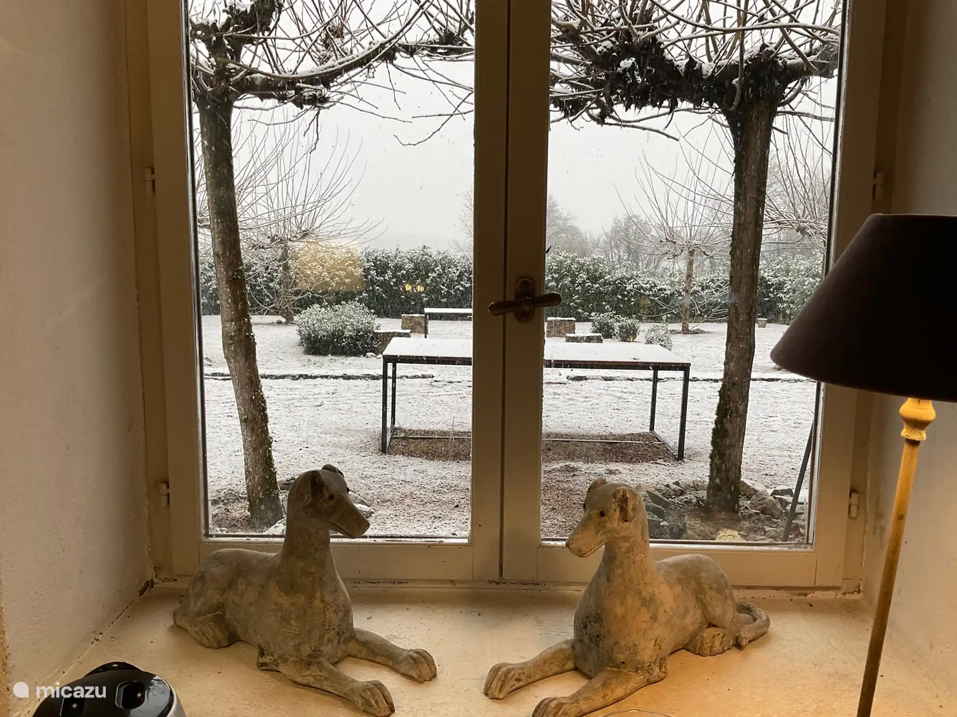 Blick über die hintere Terrasse im Winter