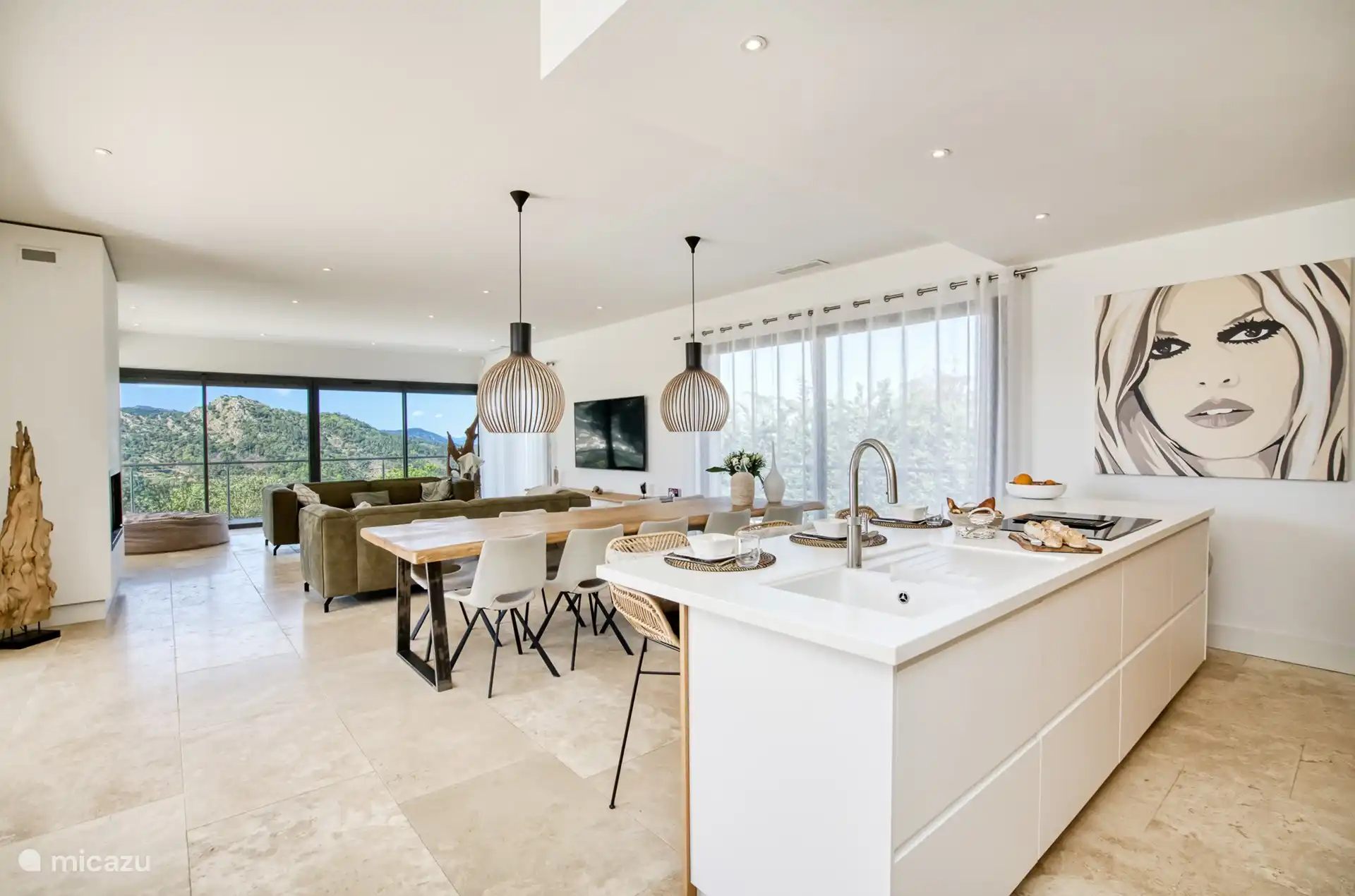 Küche und Wohnzimmer