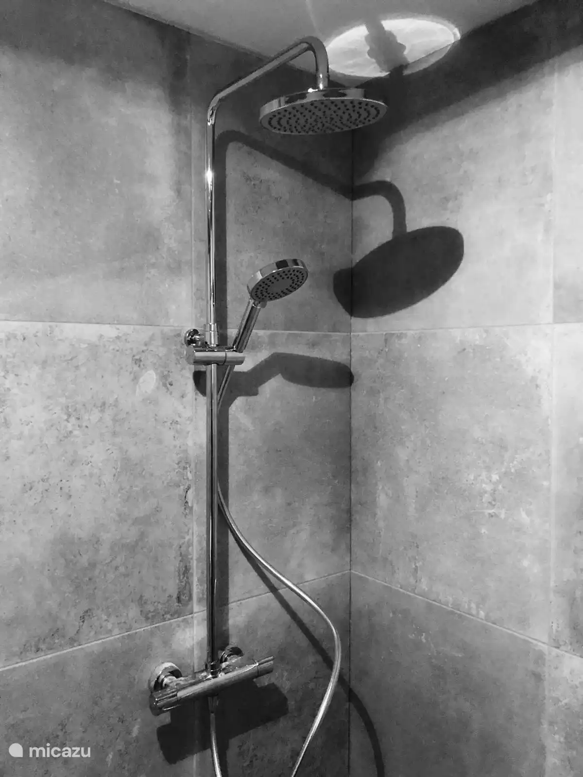 Badezimmer im Erdgeschoss mit Regendusche.