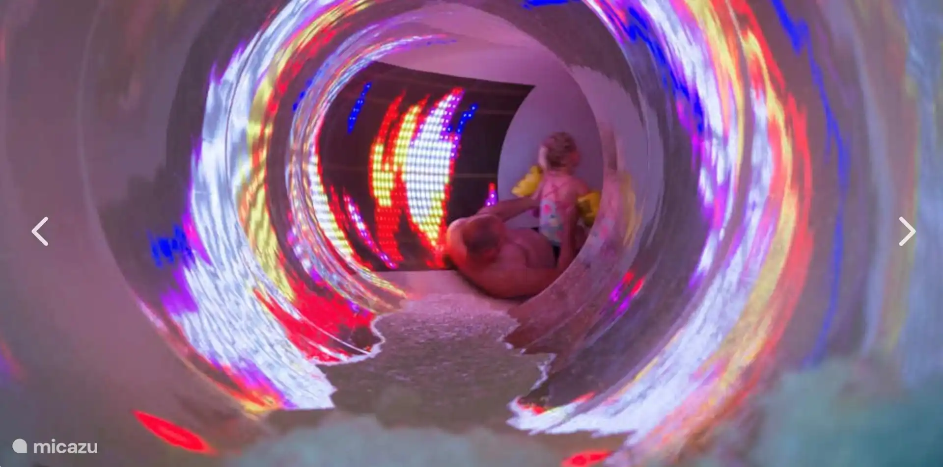 Die Disco-Rutsche im Pool.