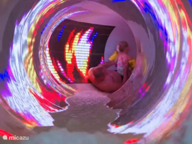 Parque de vacaciones de Krim. 724. en Países Bajos, Texel, De Cocksdorp - casa vacacional La discoteca se desliza en la piscina.