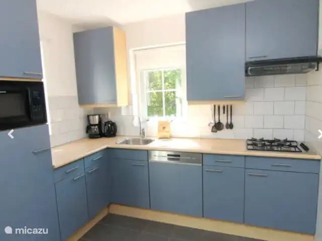 Parque de vacaciones de Krim. 724. en Países Bajos, Texel, De Cocksdorp - casa vacacional Cocina con nevera-congelador, placa de gas, microondas y cafetera de filtro y cafetera senseo.