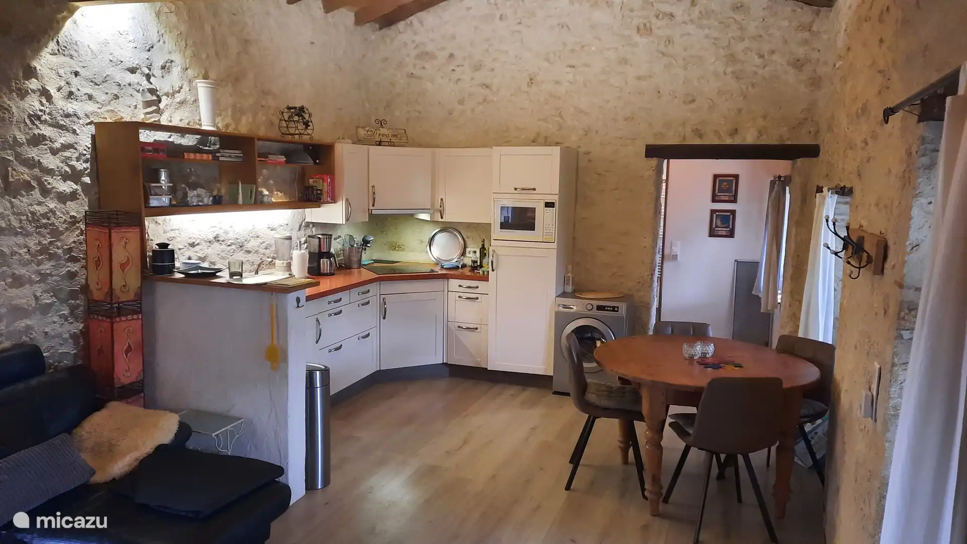 Open keuken met afwasmachine en wasmachine