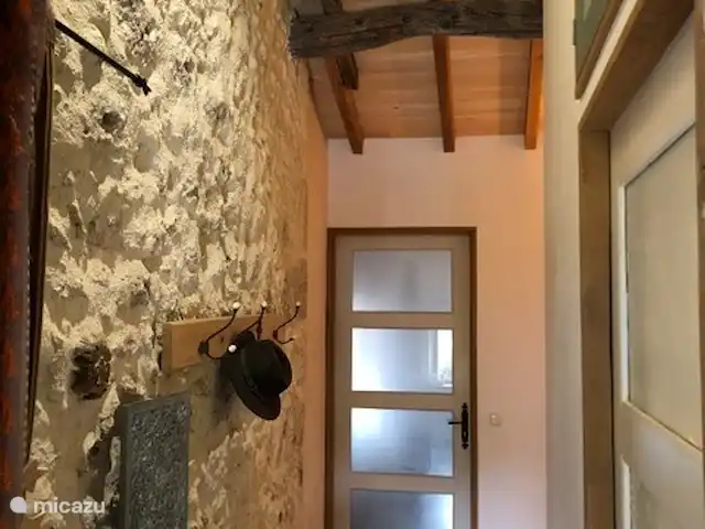 Laurier rose | France, Lot-et-Garonne, Massels - maison de vacances Couloir vers les chambres et sur la droite se trouve la salle de bain