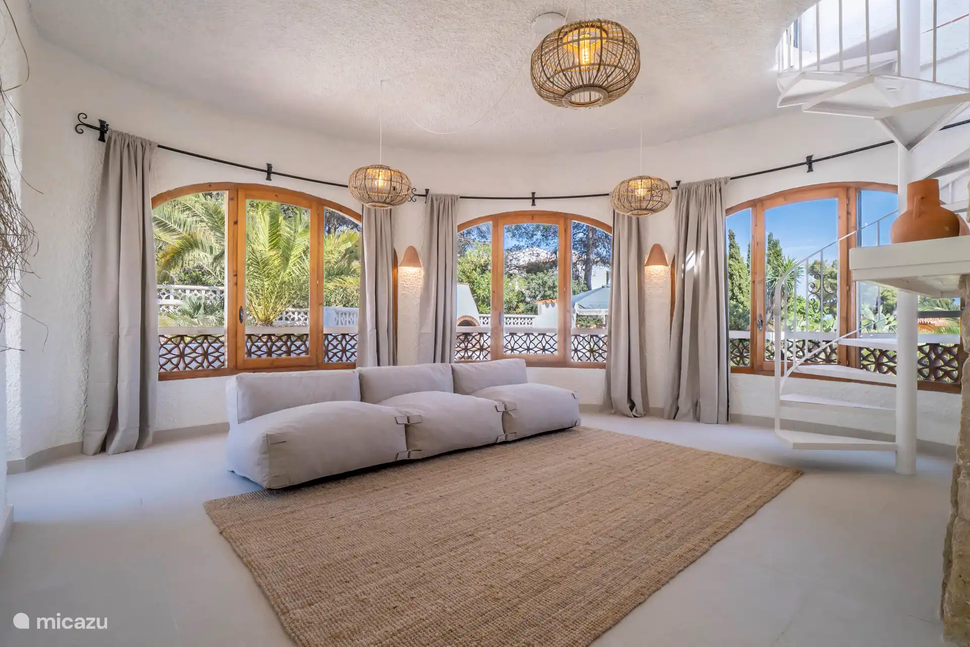 Naya (hier kommt ein weiteres Schlafsofa)