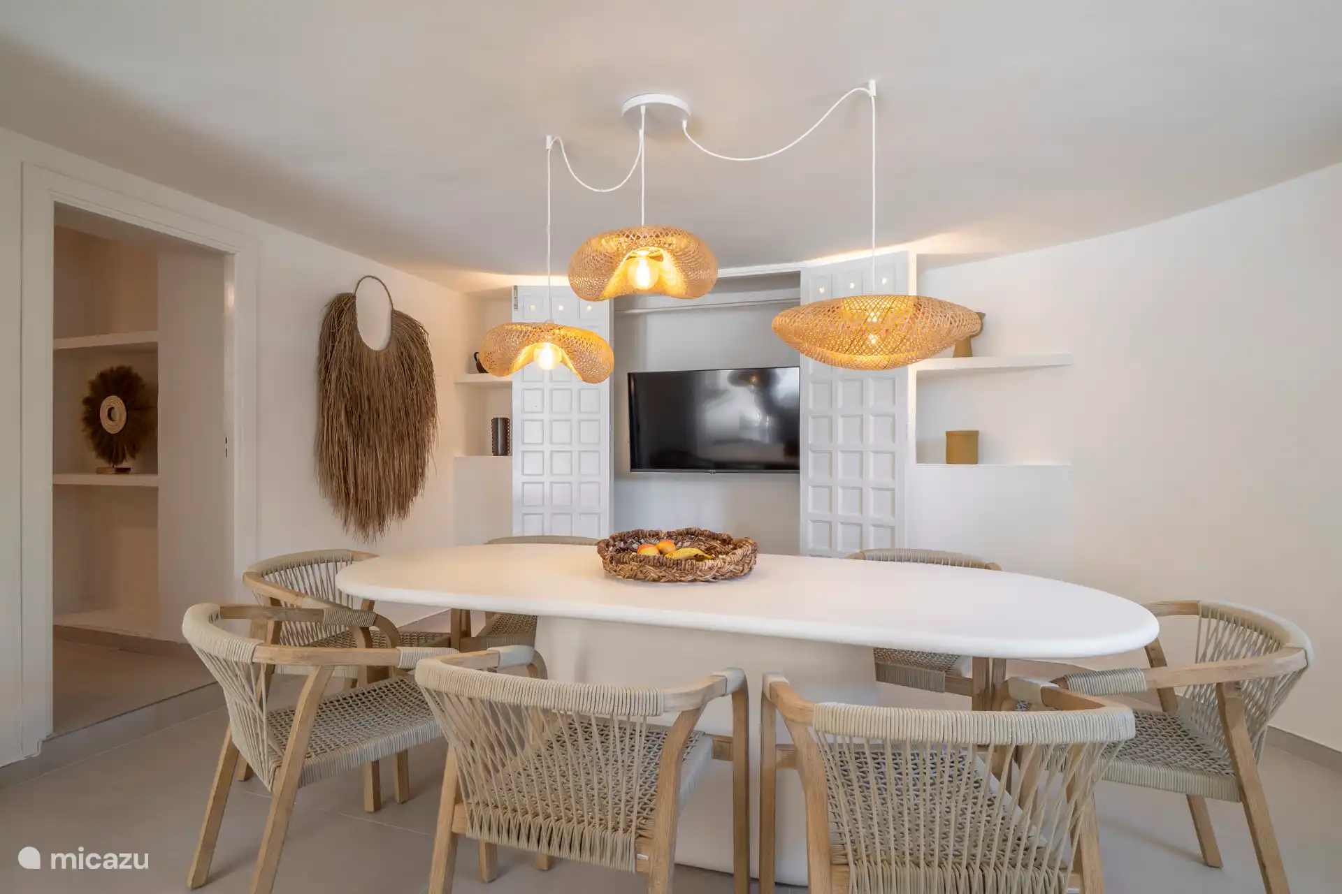 Esstisch mit TV im Schrank