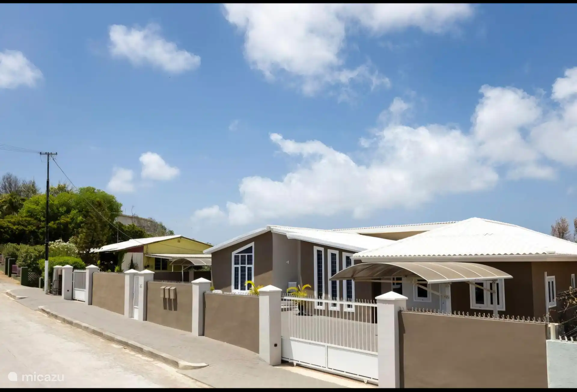 Frente. Lo verás a tu llegada. La derecha es su entrada.