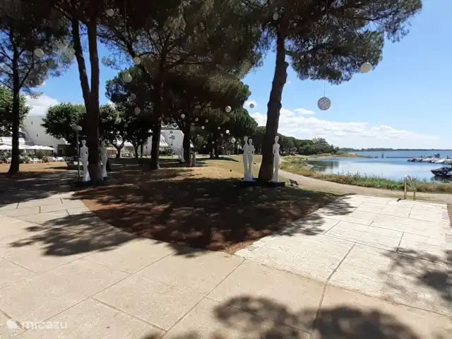 Residentie met zwembad PONANT | France, Hérault, La Grande-Motte - appartement Vue derrière la résidence l'appartement est à 70m mais vous ne pouvez par voir cette vue du balcon