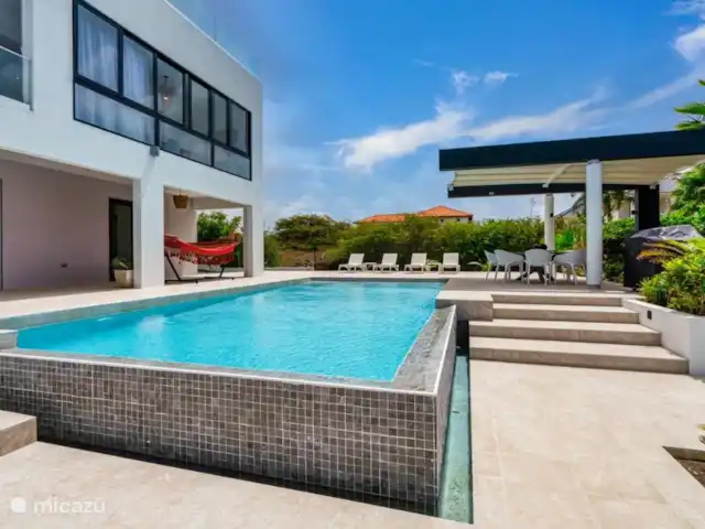 Villa Coastal Bliss en Jan Thiel en Curazao, Banda Arriba (este), Vista Royal - villa La terraza de la piscina está diseñada tanto para la relajación como para el entretenimiento.