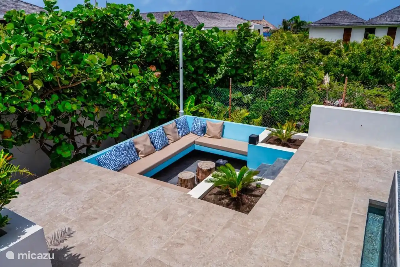 Een gezellige loungehoek met comfortabele zitplaatsen, zodat u volop kunt genieten van het buitenleven. 