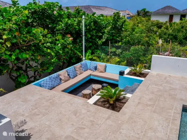 Villa Coastal Bliss en Jan Thiel en Curazao, Banda Arriba (este), Vista Royal - villa Una acogedora sala de estar con cómodos asientos, para que pueda disfrutar plenamente del aire libre.