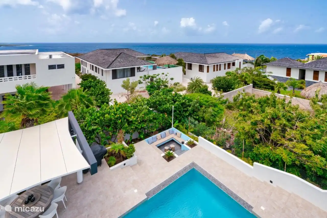 Het zwembadterras is ontworpen voor zowel ontspanning als vermaak.