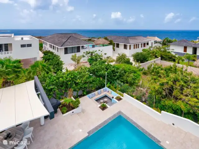 Villa Coastal Bliss en Jan Thiel en Curazao, Banda Arriba (este), Vista Royal - villa La terraza de la piscina está diseñada tanto para la relajación como para el entretenimiento.