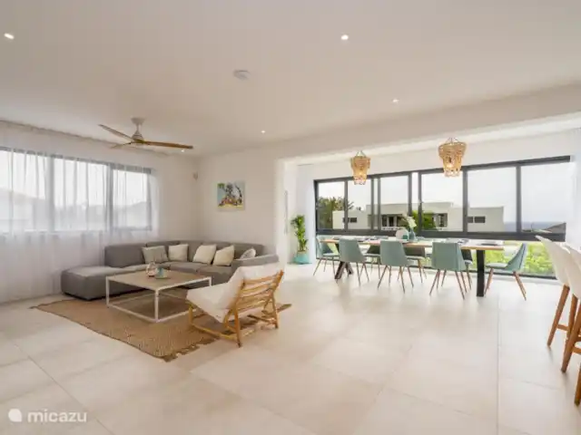 Villa Coastal Bliss en Jan Thiel en Curazao, Banda Arriba (este), Vista Royal - villa Salas de estar y comedor de planta abierta para un ambiente elegante y confortable