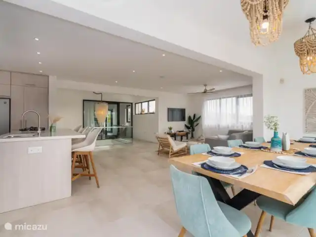 Villa Coastal Bliss en Jan Thiel en Curazao, Banda Arriba (este), Vista Royal - villa Salas de estar y comedor de planta abierta para un ambiente elegante y confortable