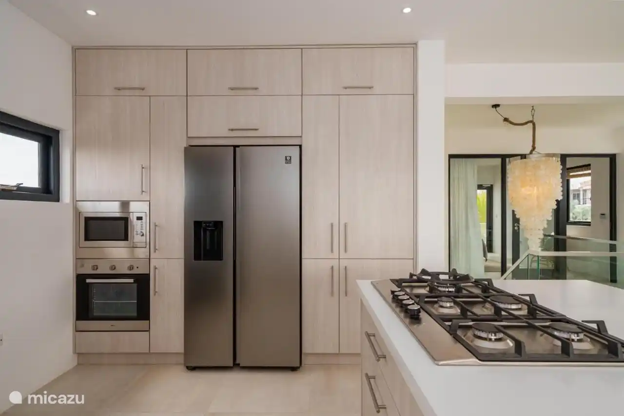 Moderne keuken van alle gemakken voorzien