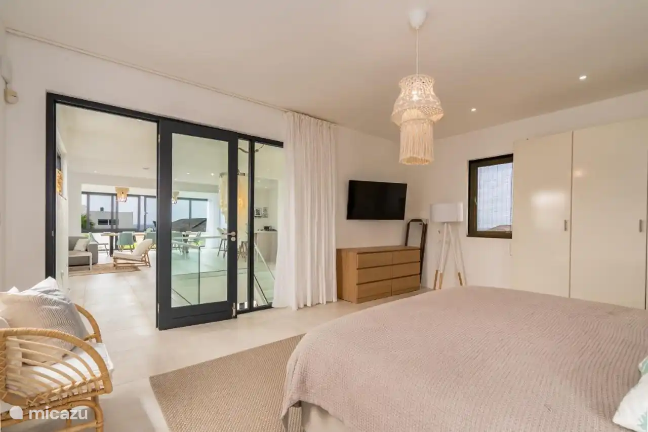 Master bedroom, met eigen TV, Airconditioning en ensuite badkamer.