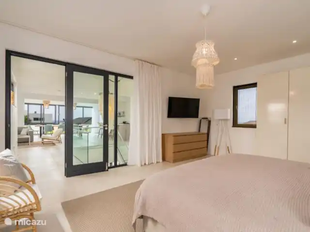 Villa Coastal Bliss en Jan Thiel en Curazao, Banda Arriba (este), Vista Royal - villa Dormitorio principal, con TV privada, aire acondicionado y baño privado.