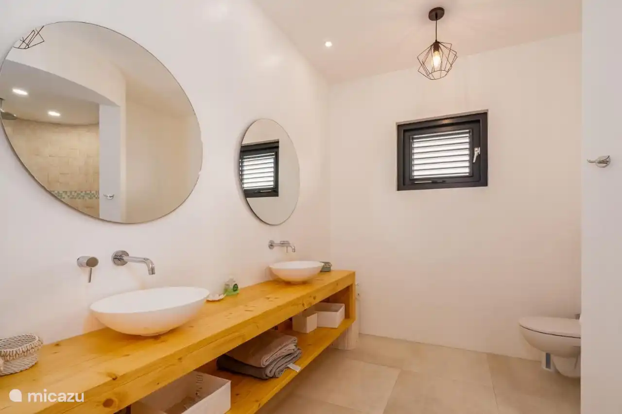 Ruime badkamer bij de Master bedroom