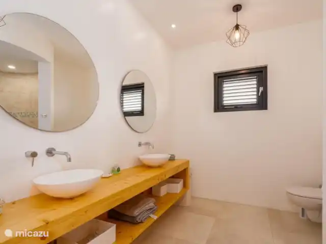 Villa Coastal Bliss en Jan Thiel en Curazao, Banda Arriba (este), Vista Royal - villa Amplio baño en el dormitorio principal