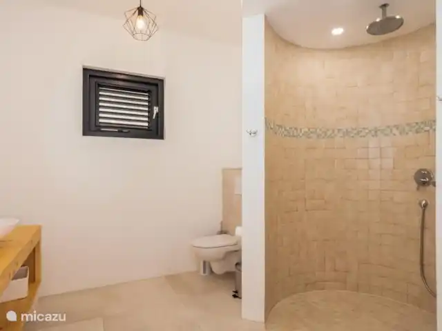 Villa Coastal Bliss en Jan Thiel en Curazao, Banda Arriba (este), Vista Royal - villa Baño privado en el dormitorio principal con ducha de lluvia