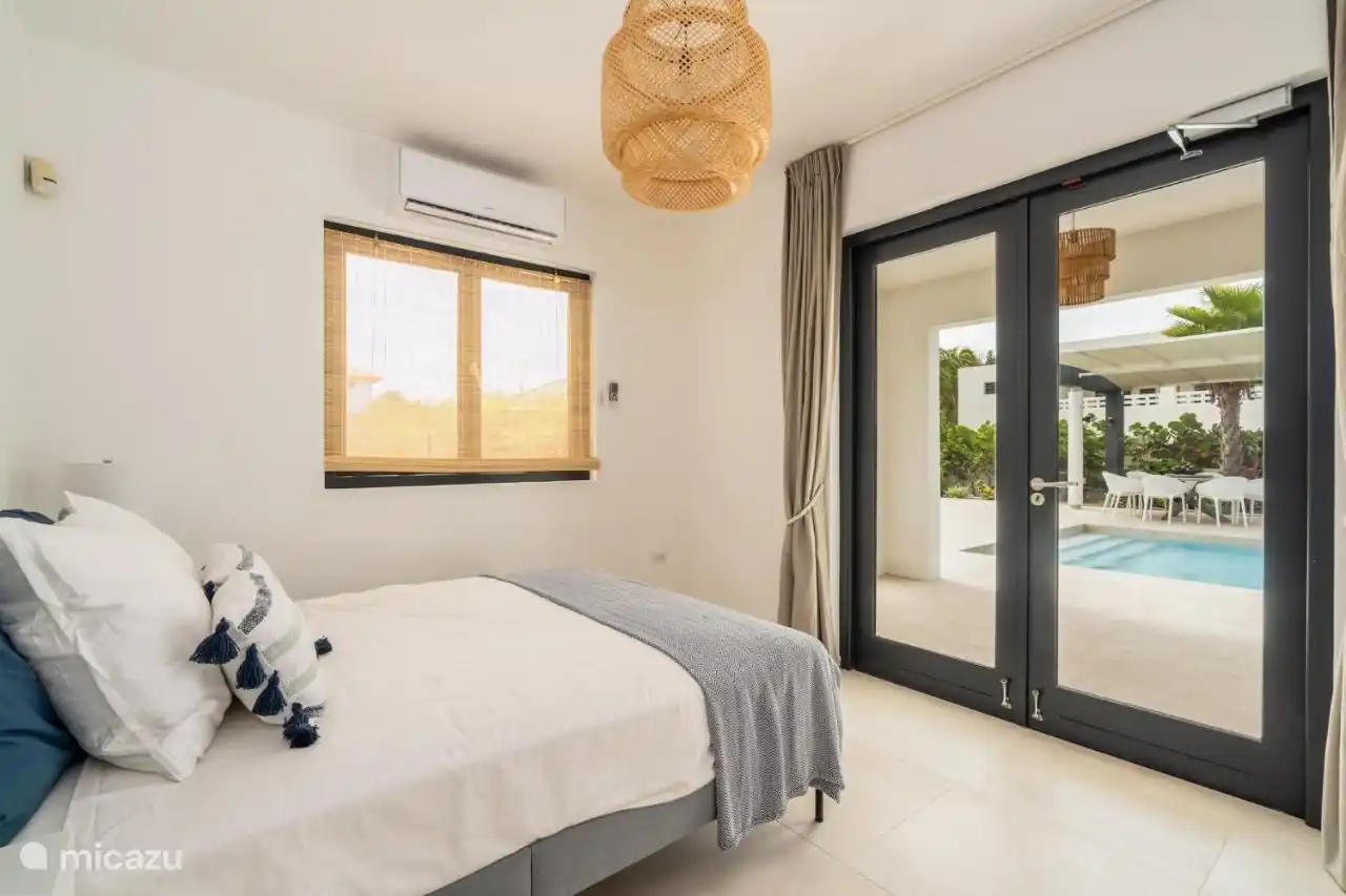 Slaapkamer 2, met airconditioning, directe toegang tot het zwembad.