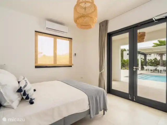 Villa Coastal Bliss en Jan Thiel en Curazao, Banda Arriba (este), Vista Royal - villa Dormitorio 2, con aire acondicionado, acceso directo a la piscina.