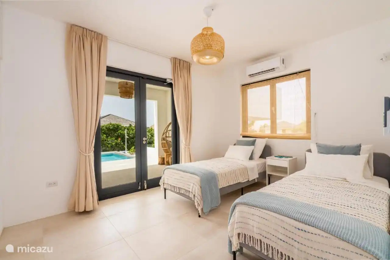 Slaapkamer 3, met airconditioning, directe toegang tot het zwembad.