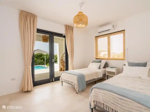 Villa Coastal Bliss en Jan Thiel en Curazao, Banda Arriba (este), Vista Royal - villa Dormitorio 3, climatizado, acceso directo a la piscina.