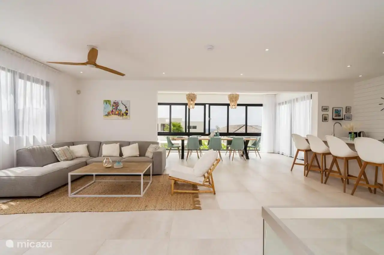 Ruime woonkamer met open keuken.