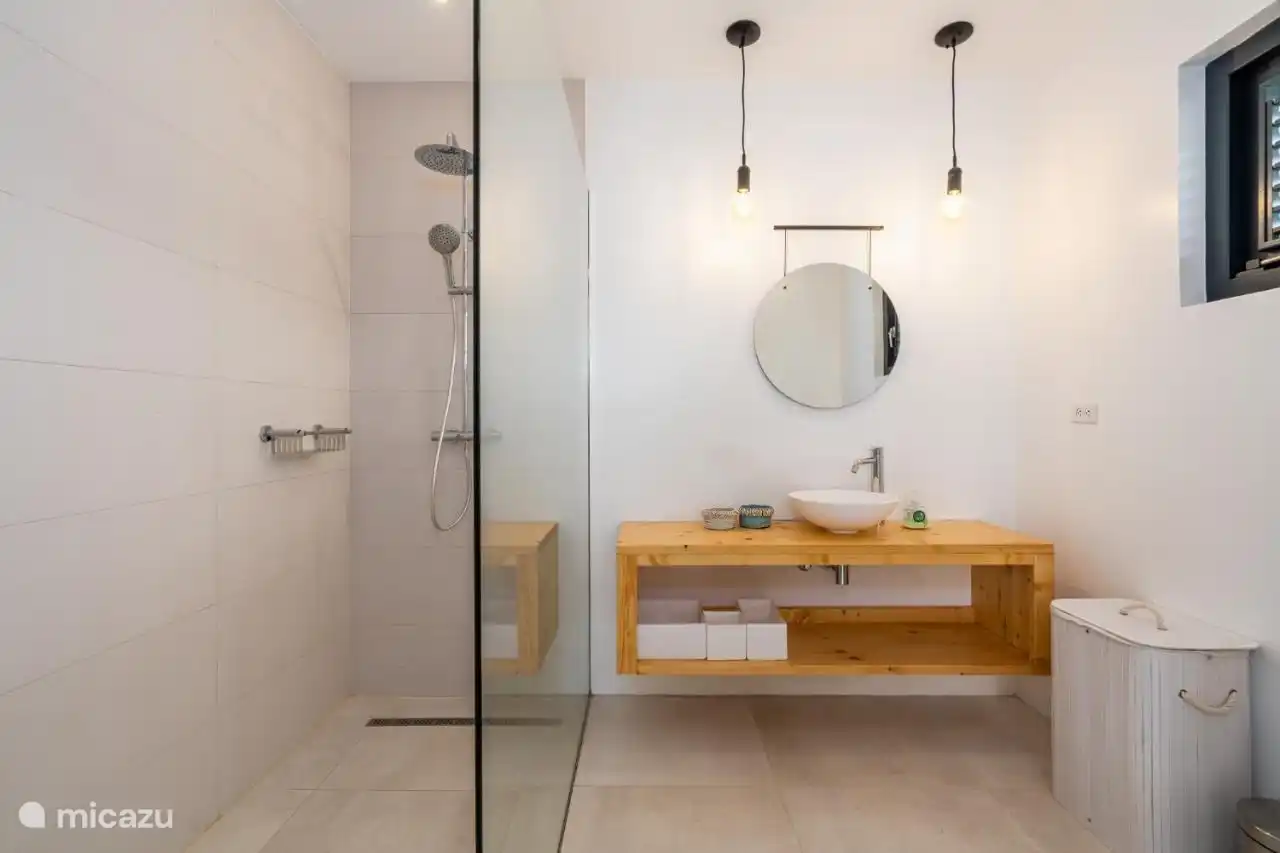 Ensuite badkamer bij slaapkamer 4