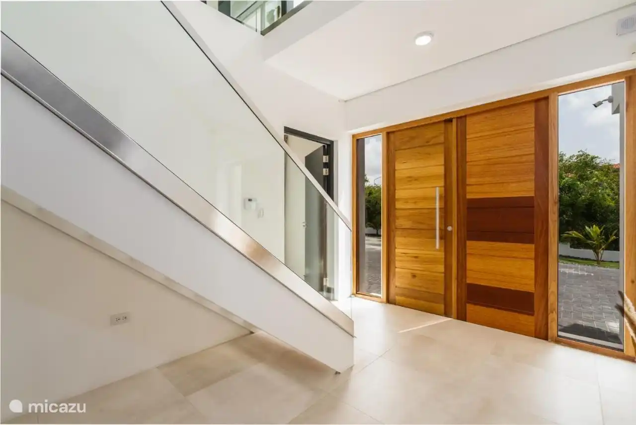 Zodra je de villa binnenkomt, loop je de trap op voor de woonkamer & keuken.