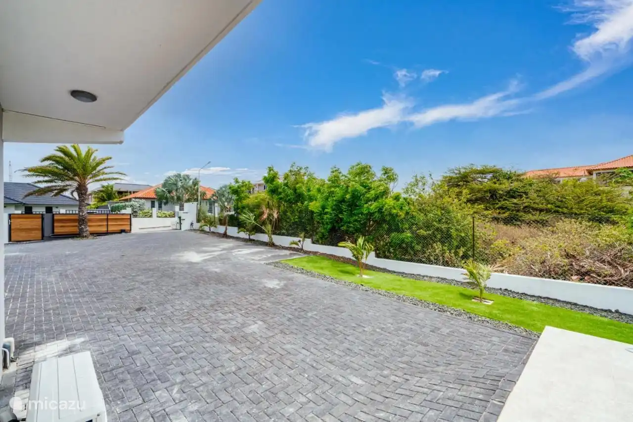 Ruime parkeergelegenheid voor meerdere auto's.