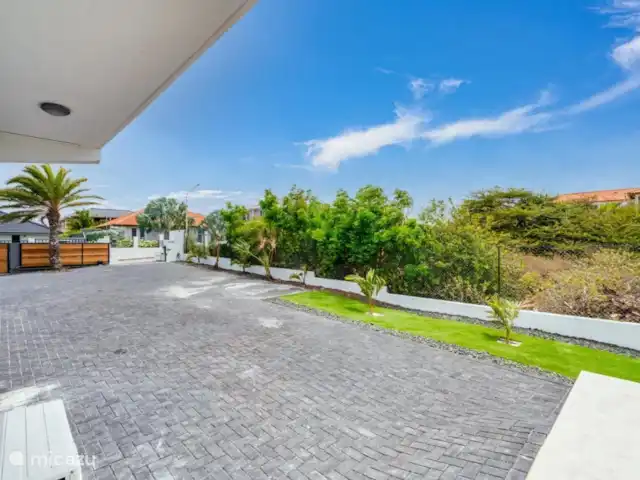 Villa Coastal Bliss en Jan Thiel en Curazao, Banda Arriba (este), Vista Royal - villa Amplio aparcamiento para varios coches.