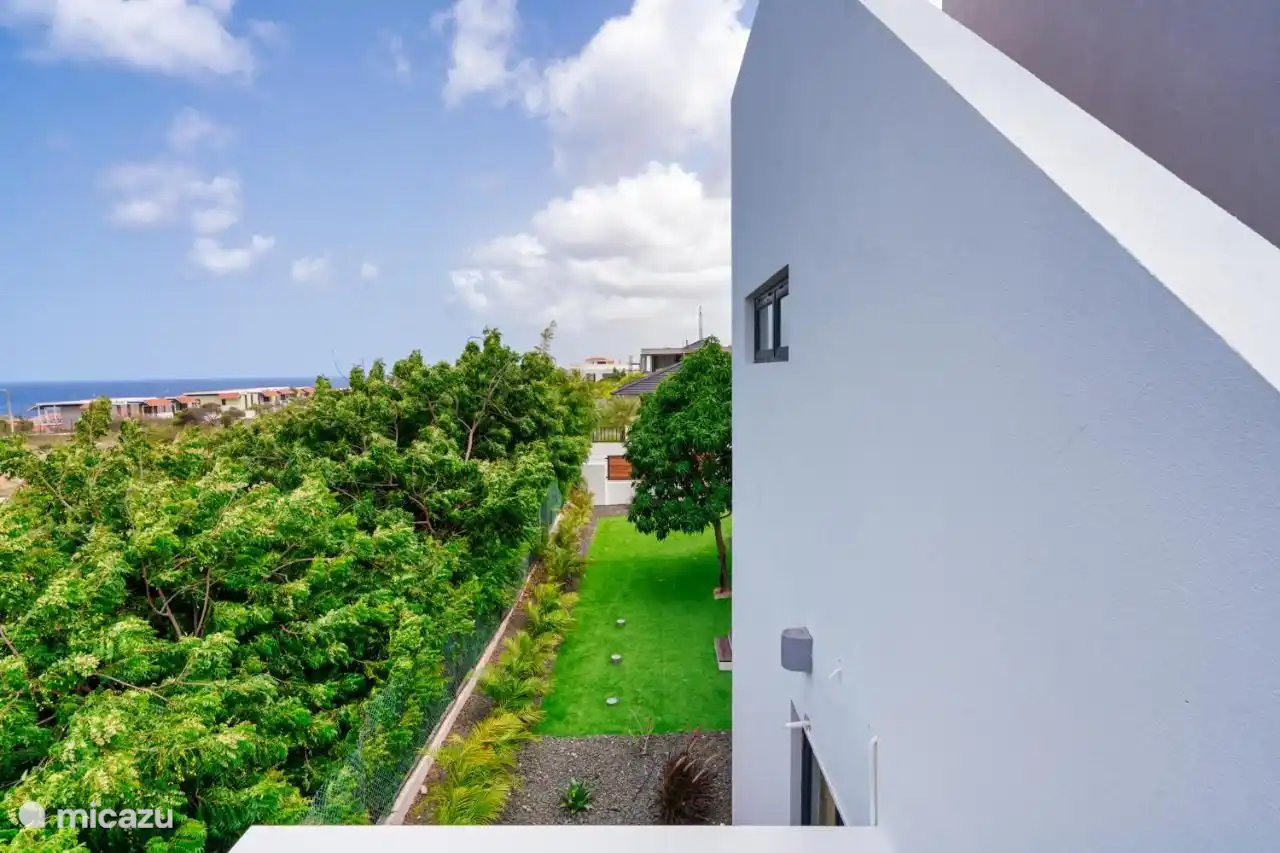 Buitentrap naar het dakterras, dat een panoramisch uitzicht biedt. 