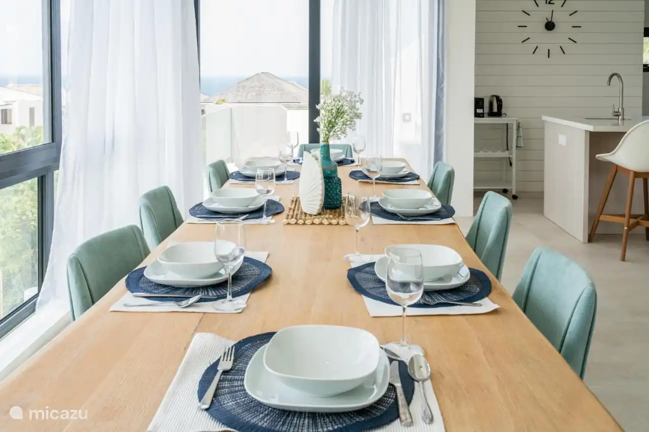 Fijne plek om samen te eten met prachtig uitzicht over het zwembad.