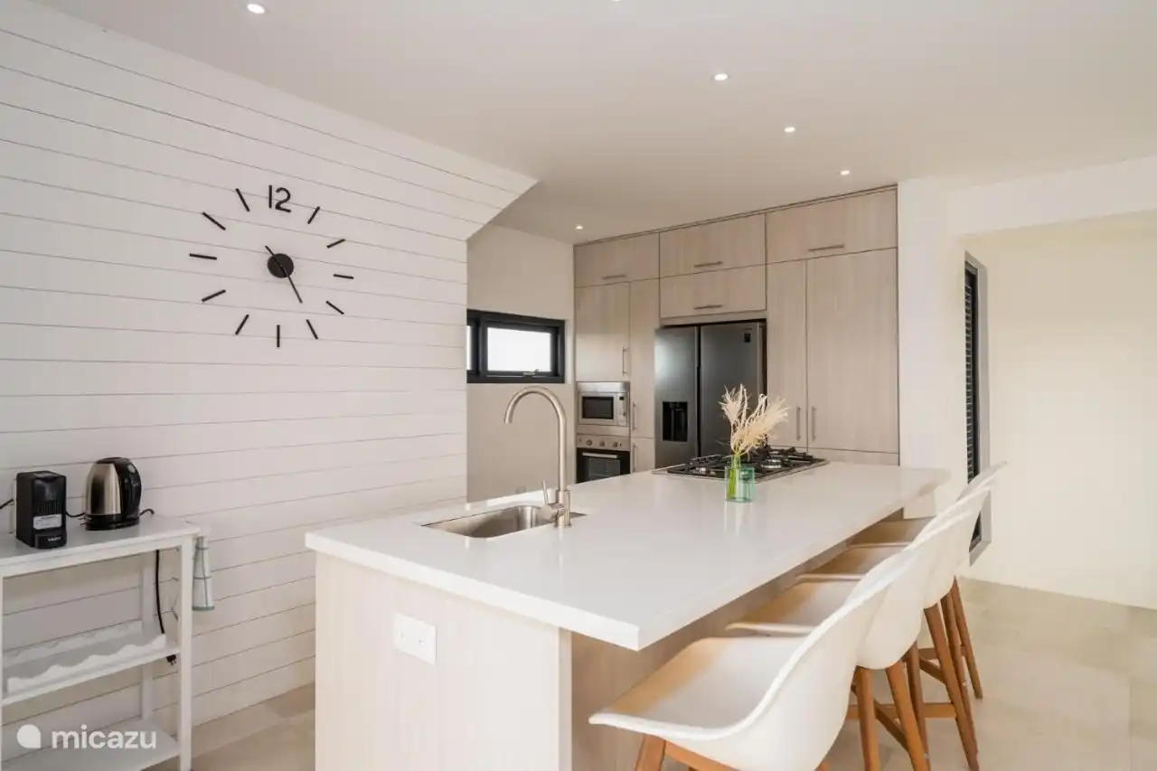 Moderne keuken van alle gemakken voorzien.