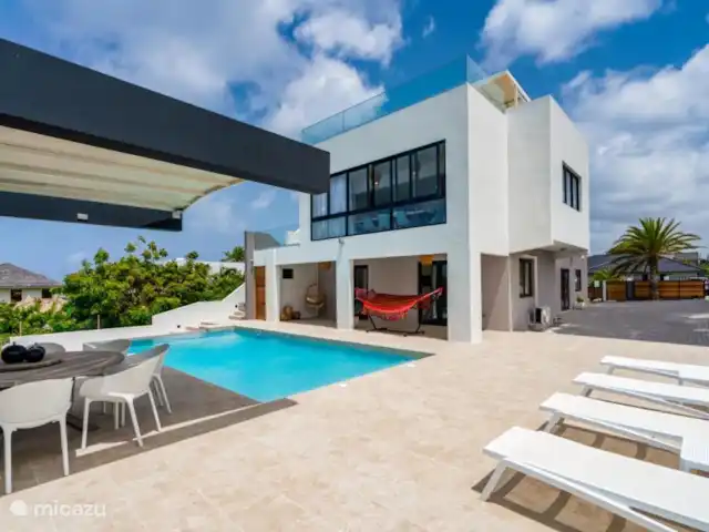 Villa Coastal Bliss en Jan Thiel en Curazao, Banda Arriba (este), Vista Royal - villa Relájese junto a la piscina, hay tumbonas disponibles