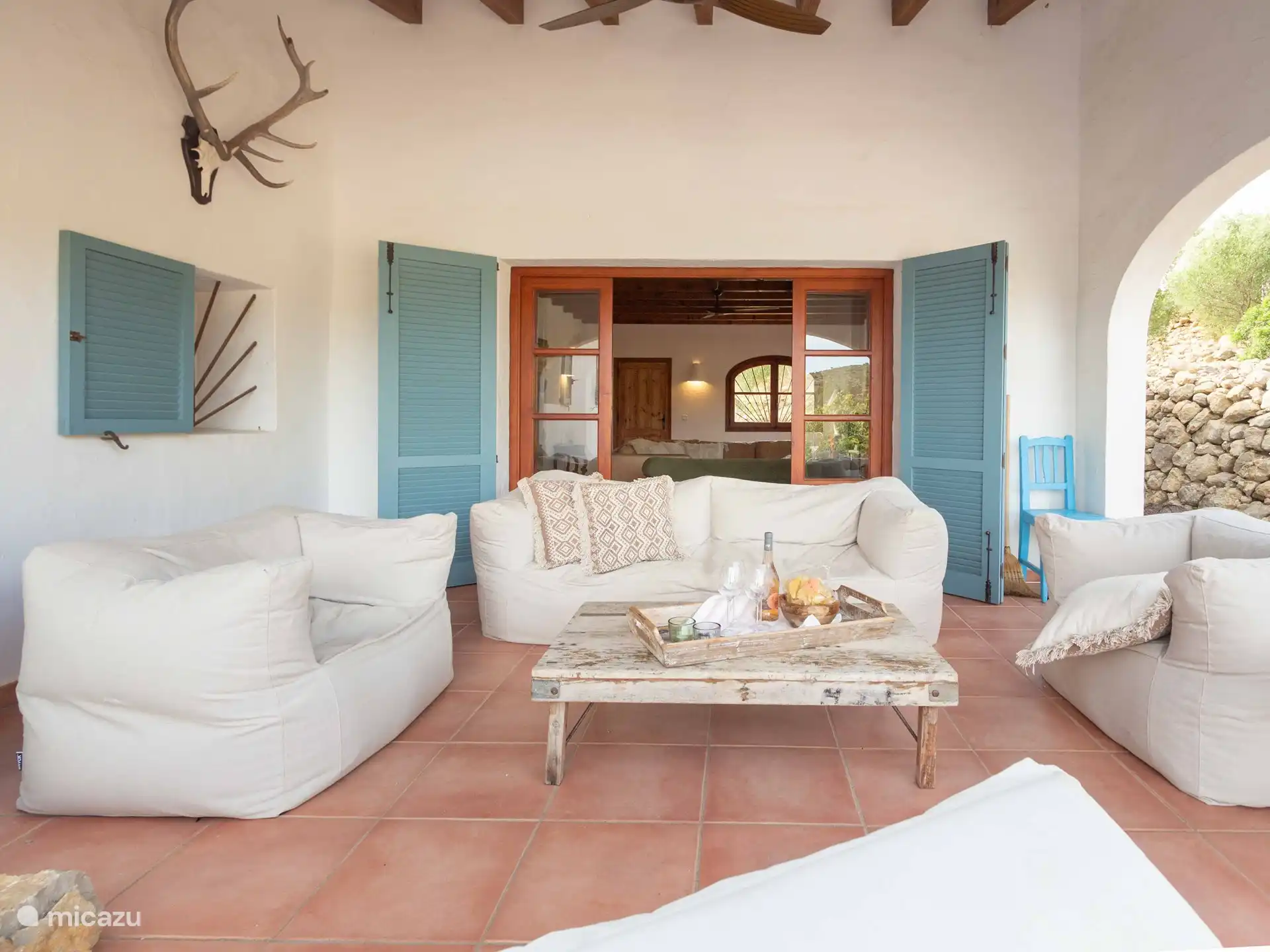 Finca Jabali - Overdekt terras naast het zwembad.