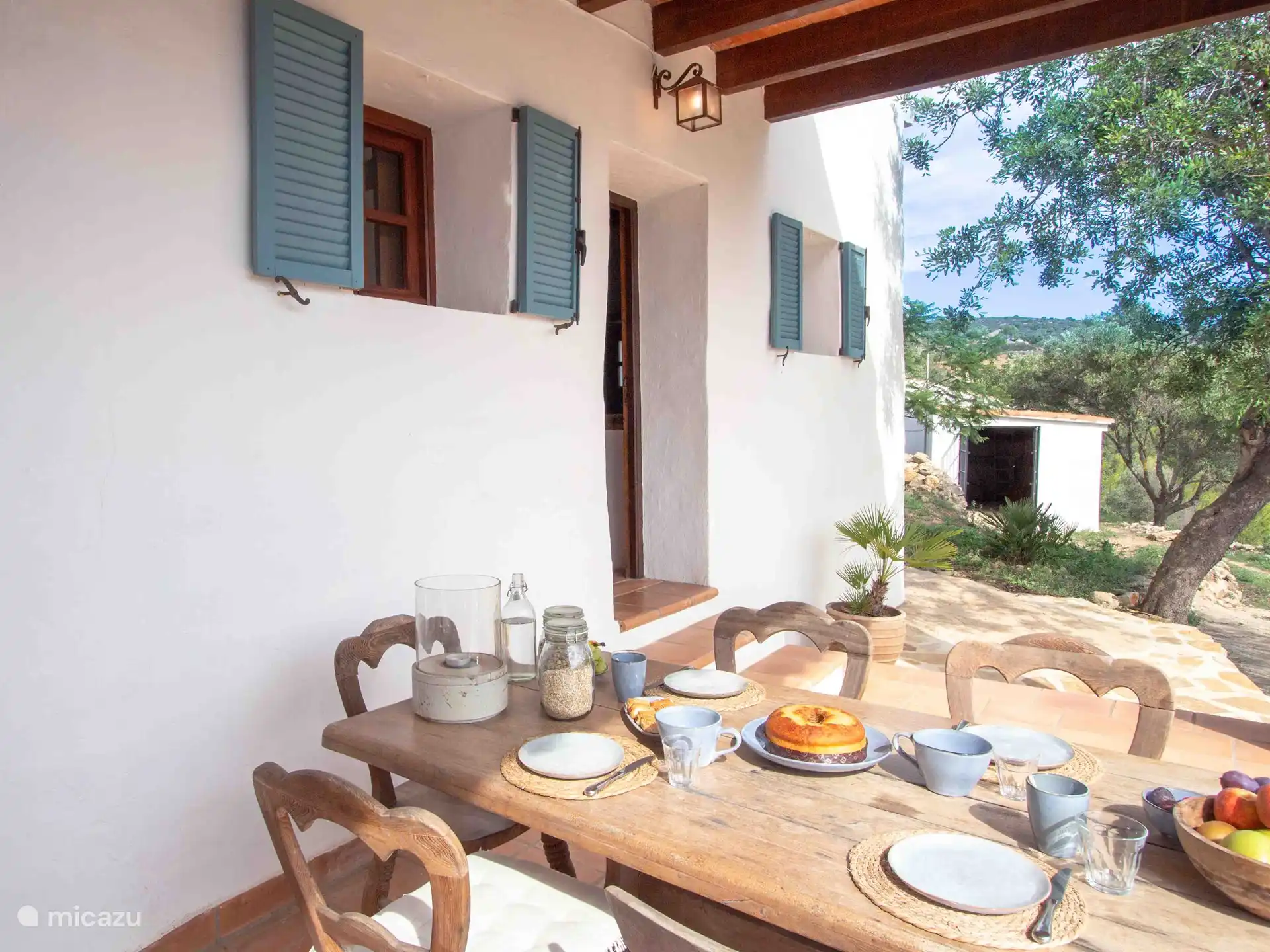 Finca Jabali - Heerlijk ontbijt onder het overdekte terras naast de keuken. 