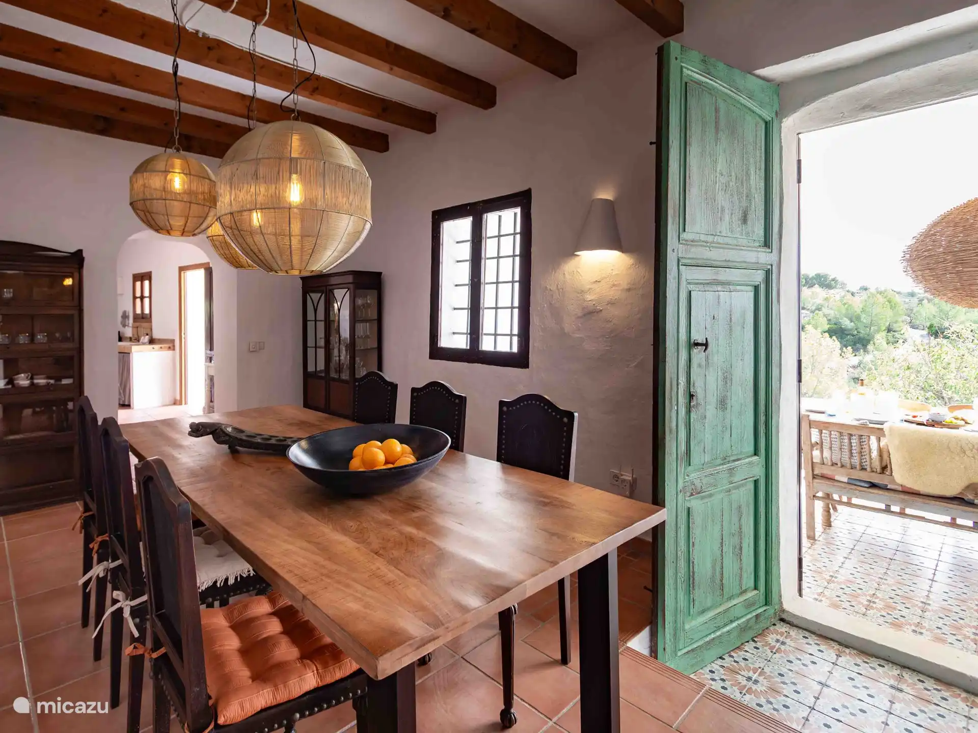 Finca Jabali - Beneden leefruimte met toegang naar het overdekte terras.