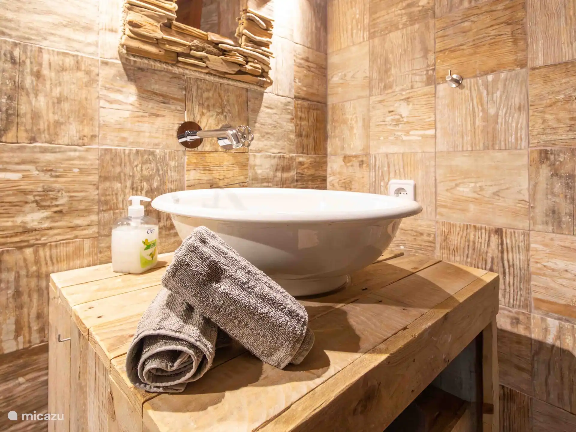 Finca Jabali - Gastenbadkamer.