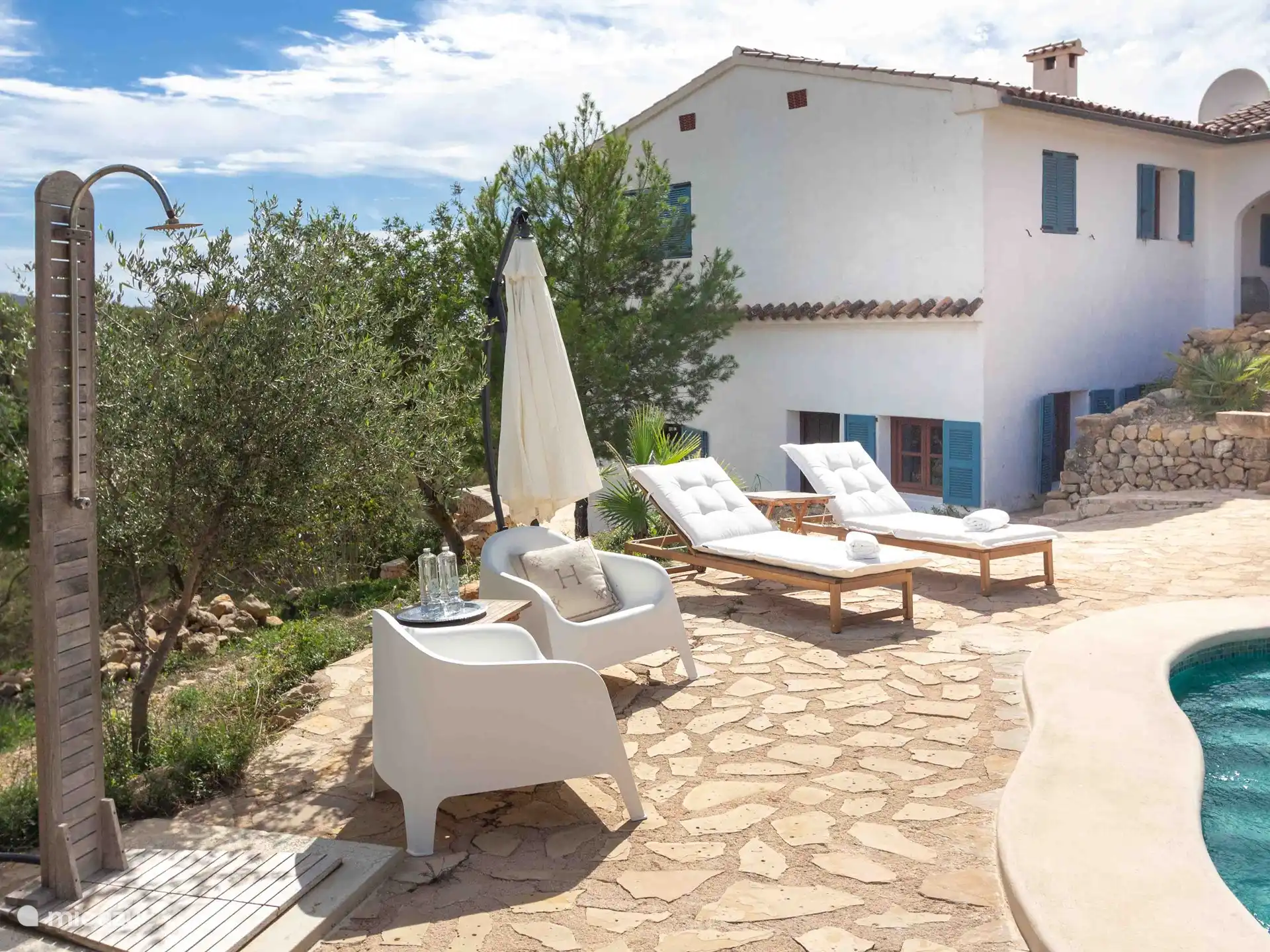 Finca Jabali - Zwembadgedeelte met douche. 